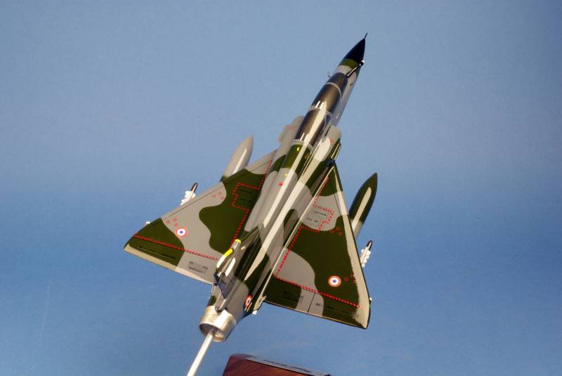 maquette de mirage 2000N armée de l'air et de l'espace sur socle en bois proche Marseille