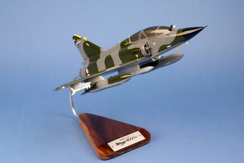 miniature au 1/40ème en bois mirage 2000N missile ASMP proche Avignon
