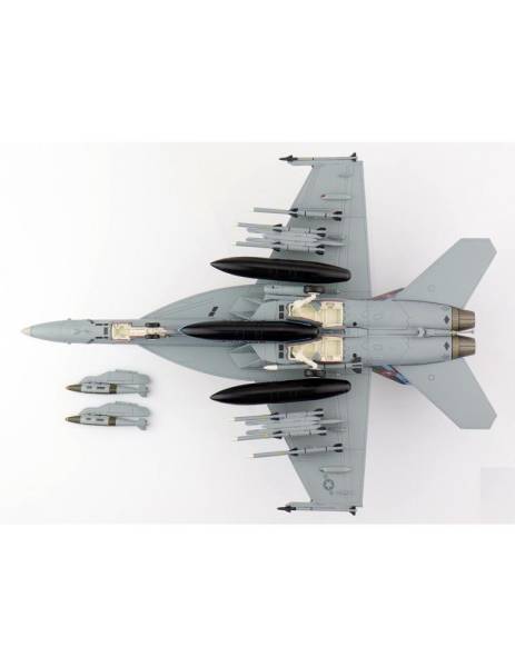 Maquette avion de chasse américain US navy Top gun Maverick proche Istres 